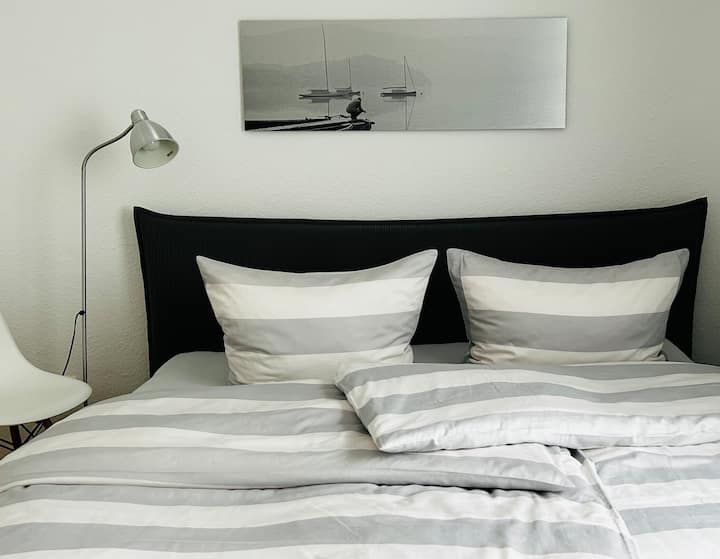 Katika chumba tofauti cha kulala kuna kitanda mwaka 180/200. Hapa, chumba kinaweza kutiwa giza kwa mapazia.