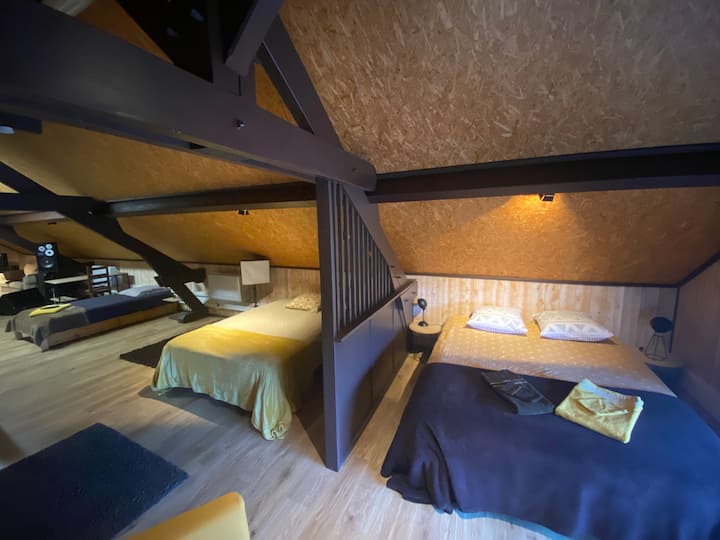 Priestor na spanie je súčasťou veľkej izby a pozostáva z 1 manželskej postele 160 cm (France Literie), 1 manželskej postele 140 cm (France Literie) a 1 samostatnej postele.