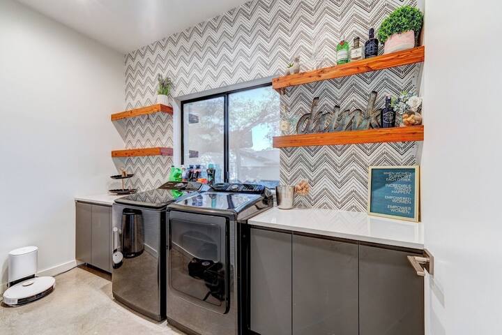 Modern home w/ pool and hot tub gallery image 5