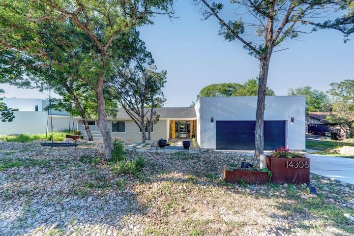 Modern home w/ pool and hot tub gallery image 3