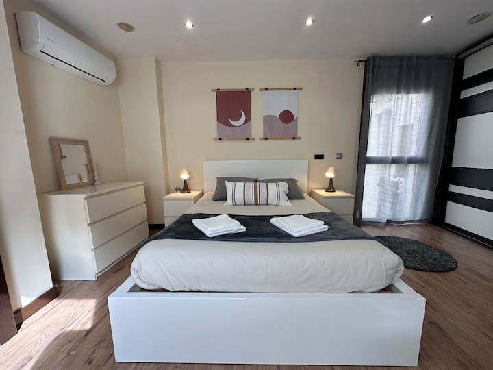 Dormitorio 2 con cama de matrimonio, cómoda y decoración de diseño: elegante y acogedor.