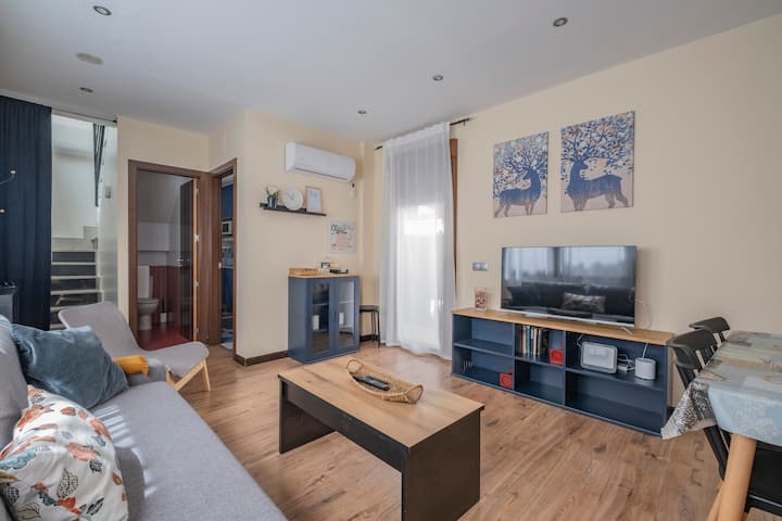 Salón con sofá, TV y mesa de centro: rincón cálido y bien aprovechado.