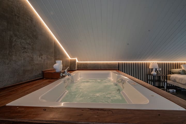 Jacuzzi de hidromasaje con luz cálida y madera: perfecto para desconectar.