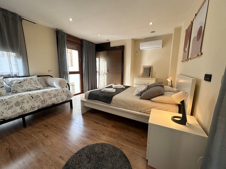 Dormitorio 2 con cama de matrimonio, cómoda y ventana: cálido y confortable.