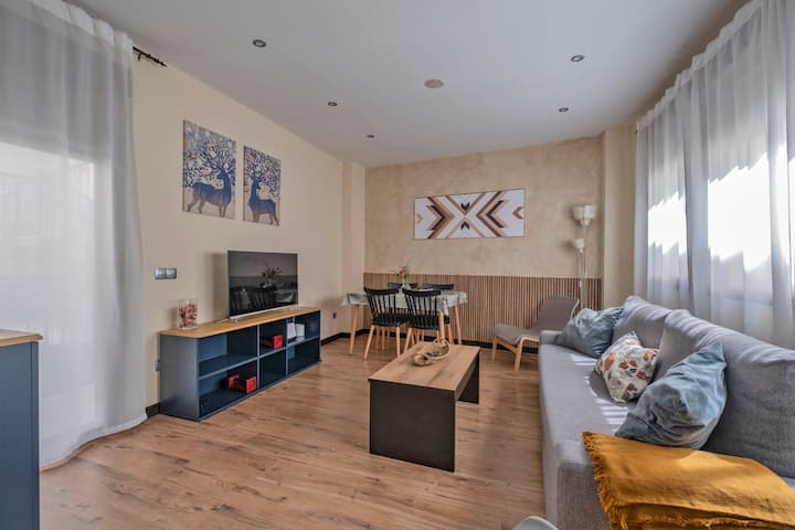 Salón-comedor con sofá, Smart TV y mueble azul: moderno, luminoso y muy acogedor.
