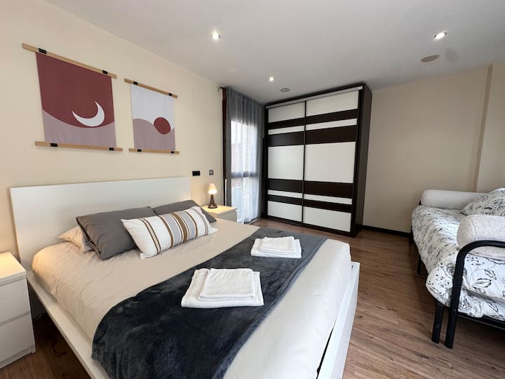 Dormitorio 2 con cama de matrimonio y gran armario: espacioso y muy luminoso.