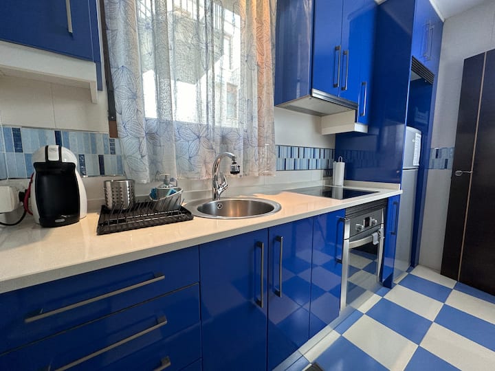 Cocina de diseño en azul con vitrocerámica y microondas: práctica y con mucho estilo.
