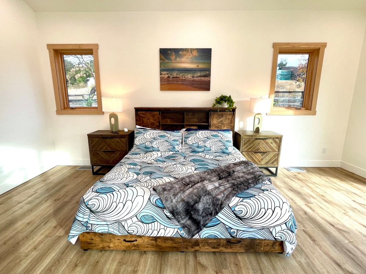  Dormitorio principal con cama tamaño king. 