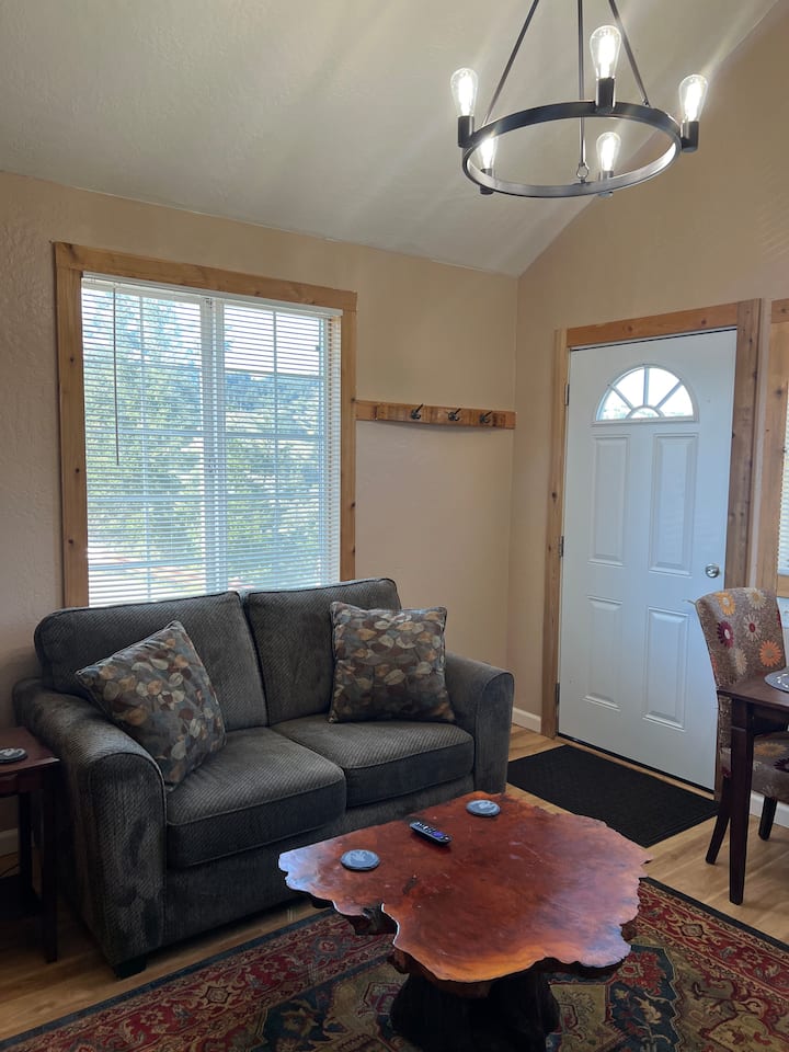 The Redwood Cabin - Gold Beach, OR