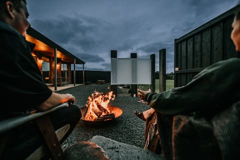 Stunning couples getaway - Outdoor cinema and fire