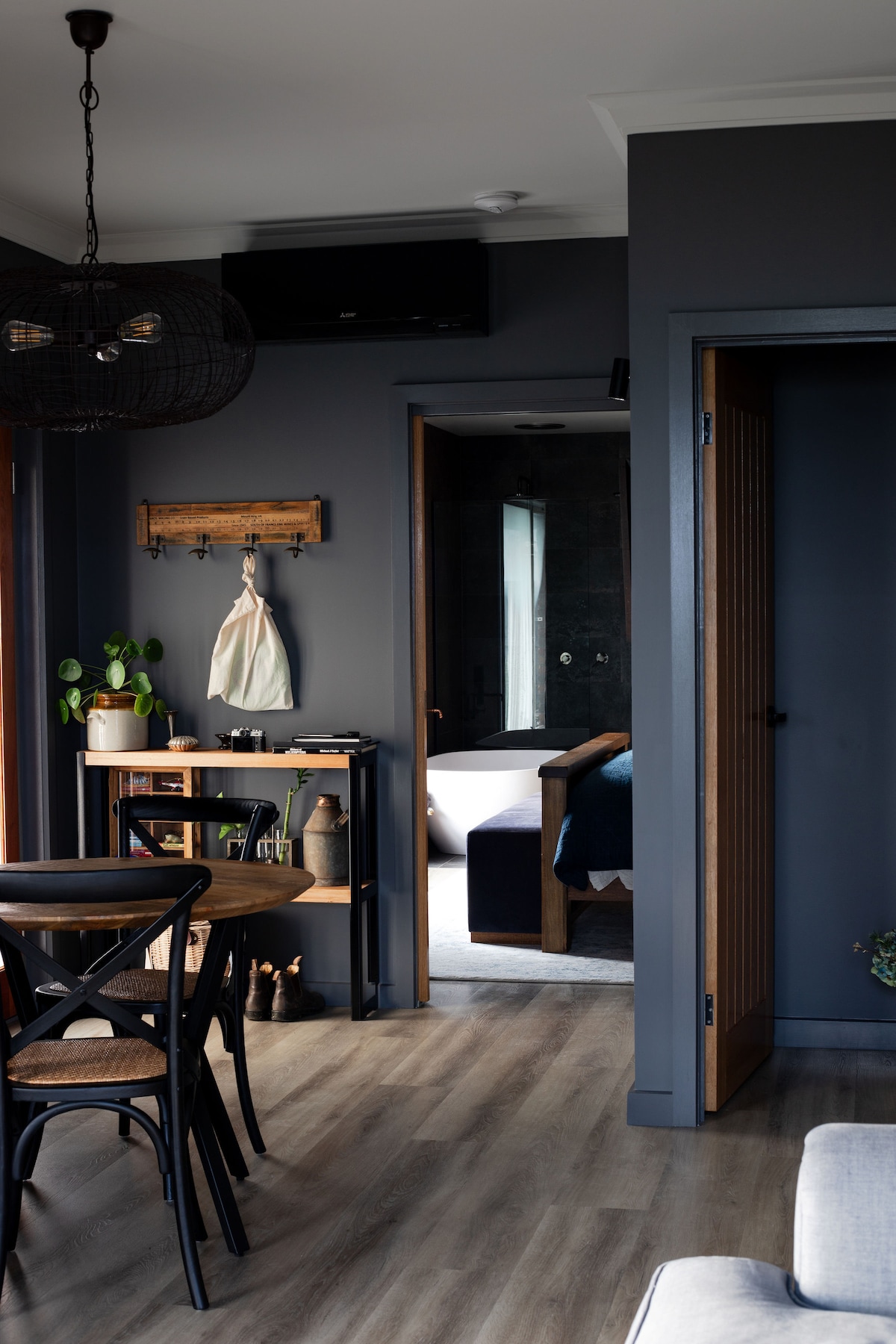 Popular Airbnb listing: Stunning couples getaway - Outdoor cinema and fire in Warrnambool