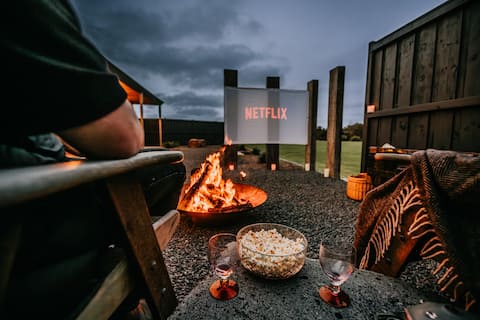 Stunning couples getaway - Outdoor cinema and fire