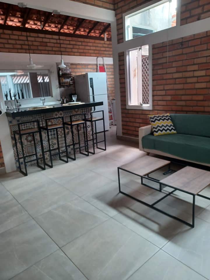 Голема, добро осветлена и пространа дневна соба. Со висока десна и американска кујна. 