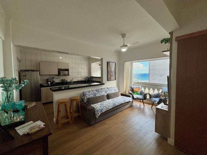 Integrovaná izba s výhľadom na more, stropným ventilátorom, rozkladacou pohovkou pre dvoch spiacich ľudí a inteligentným televízorom.