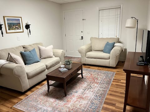 Top Airbnb: Apt 2 | Solo Near NGMC | Private Entry & Laundry in Gainesville