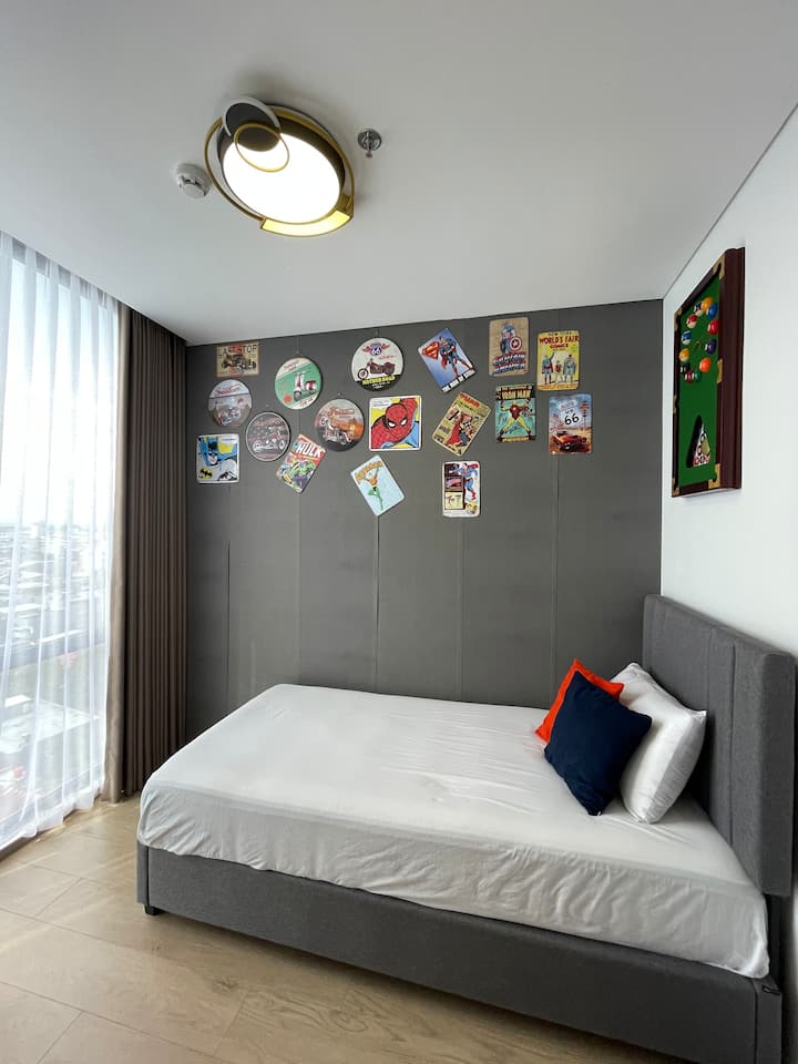 Има еден душек од еден вид
Собата е целосно опремена со клима уред
Внатрешен дизајн за тинејџери
Овде има плакар
И ламба за спиење