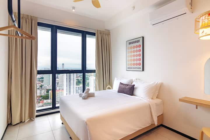 Perfecta para la familia o los amigos, esta habitación cuenta con dos camas premium King Koil tamaño queen de 13 pulgadas y hermosas vistas de la ciudad de Penang. Incluye un cómodo acceso al baño compartido en la sala.