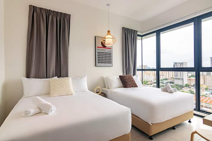 Una recámara principal luminosa y acogedora con dos colchones premium King Koil de 13 pulgadas tamaño queen para una comodidad superior. Disfruta de la privacidad de un baño privado y despierta con una vista panorámica impresionante de la ciudad de Penang.