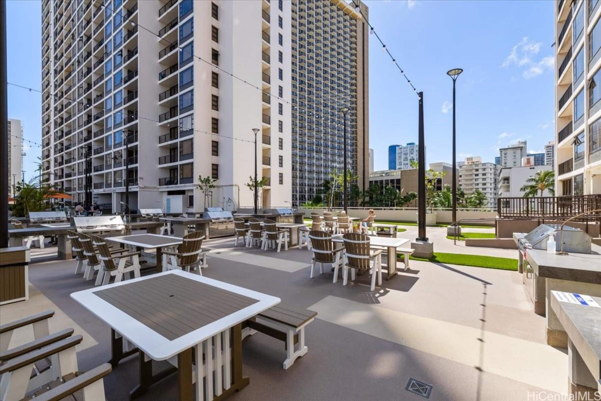 Condo in Honolulu · ★4.97 · 1 bedroom · 2 beds · 1 private bath - Image 37