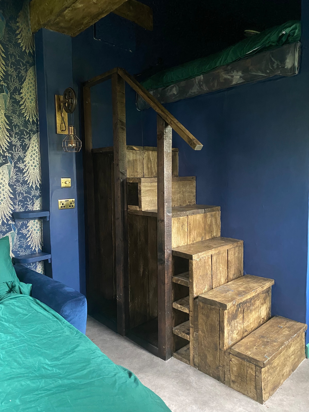 在客厅区域的沙发床的一侧可以看到（这被视为2号卧室）楼上是夹层区域的床垫（ 1号卧室）