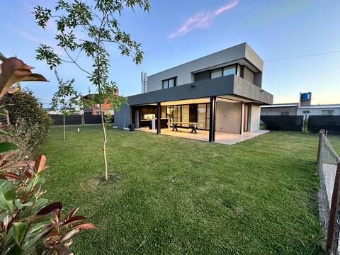 Roldan Two Bedroom House. (30’ de Rosario)