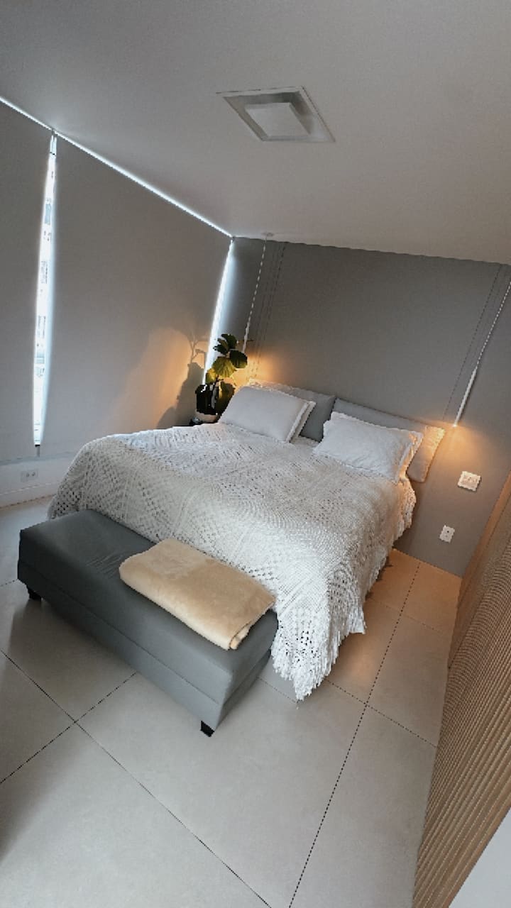 ➡️ يرجى ملاحظة أن الغرفة ليست مظلمة تمامًا، لذلك إذا كنت تحبها مظلمة تمامًا، فأنت بحاجة إلى استخدام عين التابا 