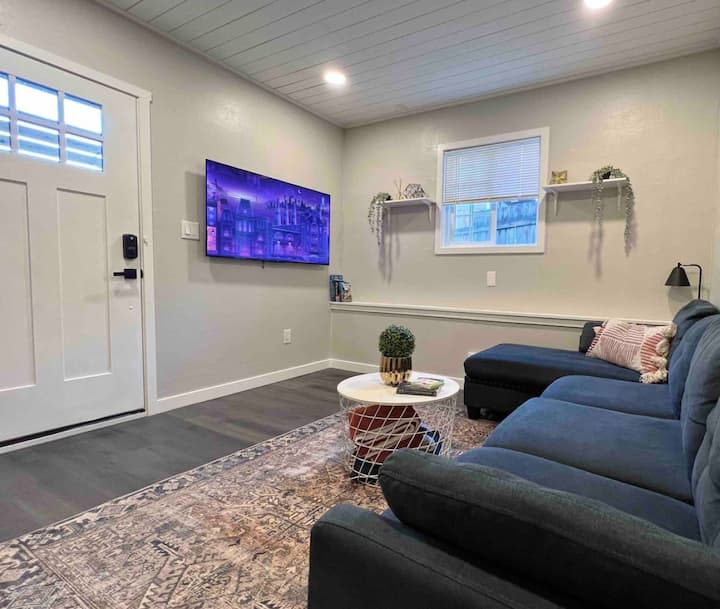 Guesthouse: Convenient/cozy 2 Bedroom - Tacoma, WA