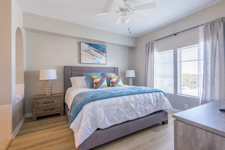 Მთავარი საძინებელი 193 × 203 სმ ზომის საწოლით 