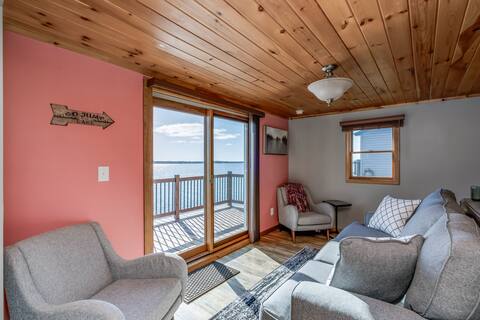 Cozy lakefront home with spectacular views