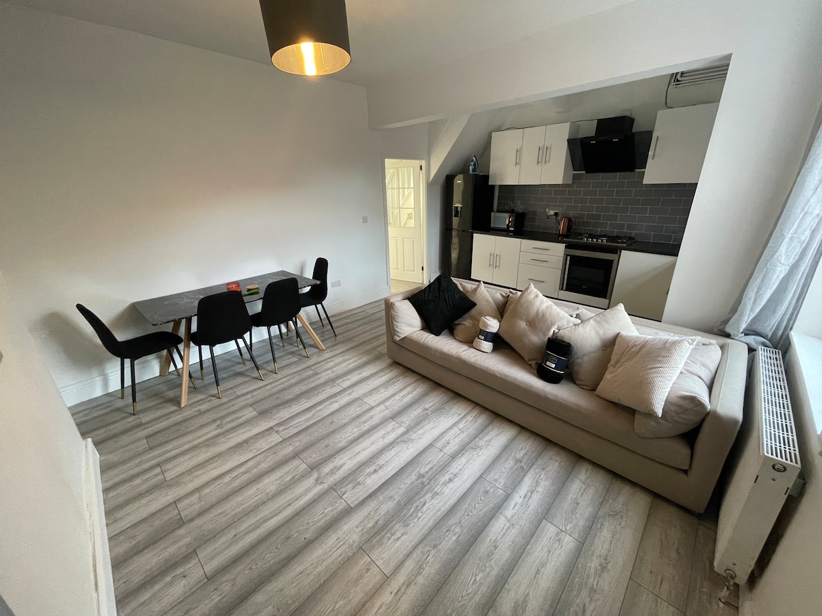 Spacious 4-Bed House Manchester - Houses for Rent in Greater Manchester ...