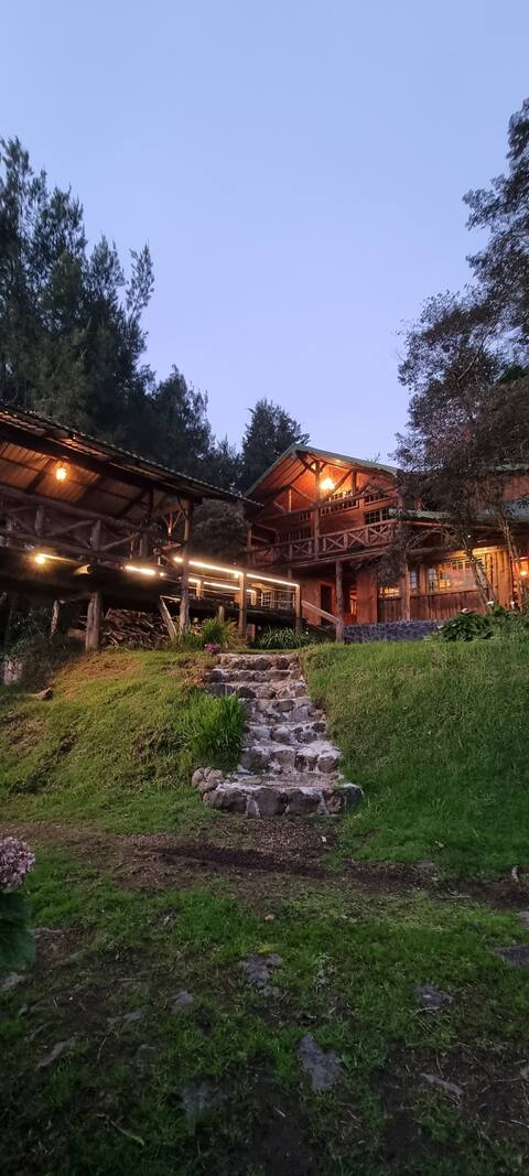 Kauva, cabin overlooking the valley near the volcano