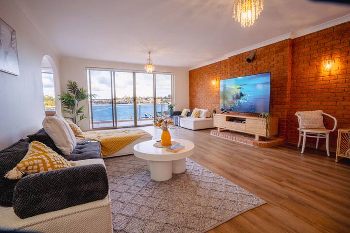 Stunning waterfront pl with swimpool &harbour view gallery image 4