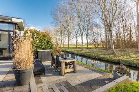 Spacious house with unobstructed views near Amsterdam