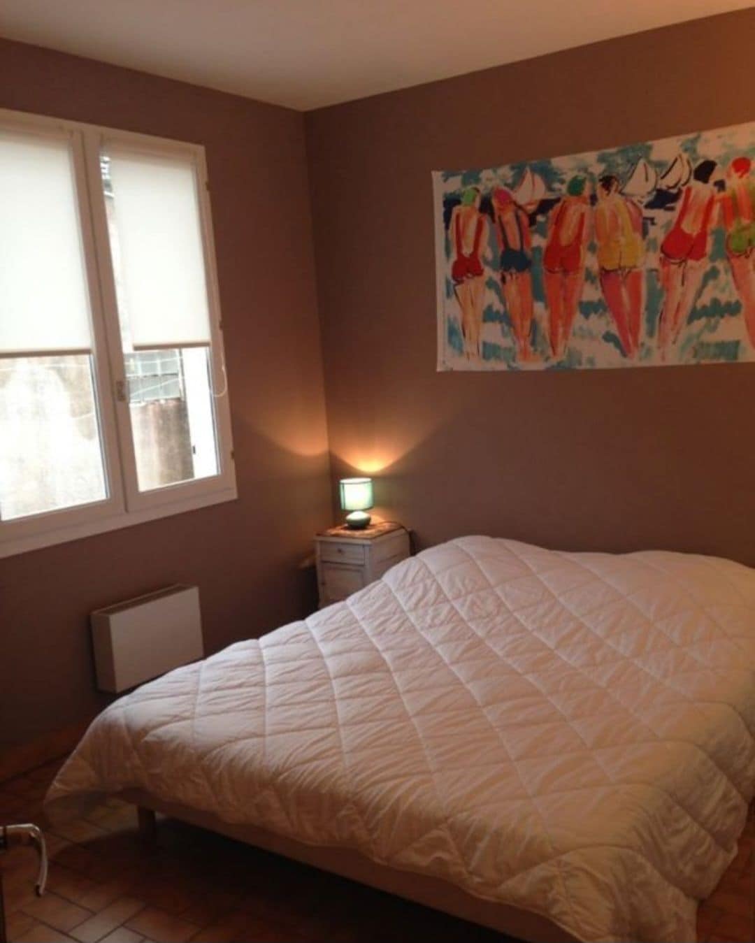 Este agradable dormitorio se compone de una cama de 2 personas de 160x190 cm, mesitas de noche y lámparas de noche. Un armario lo completa todo.