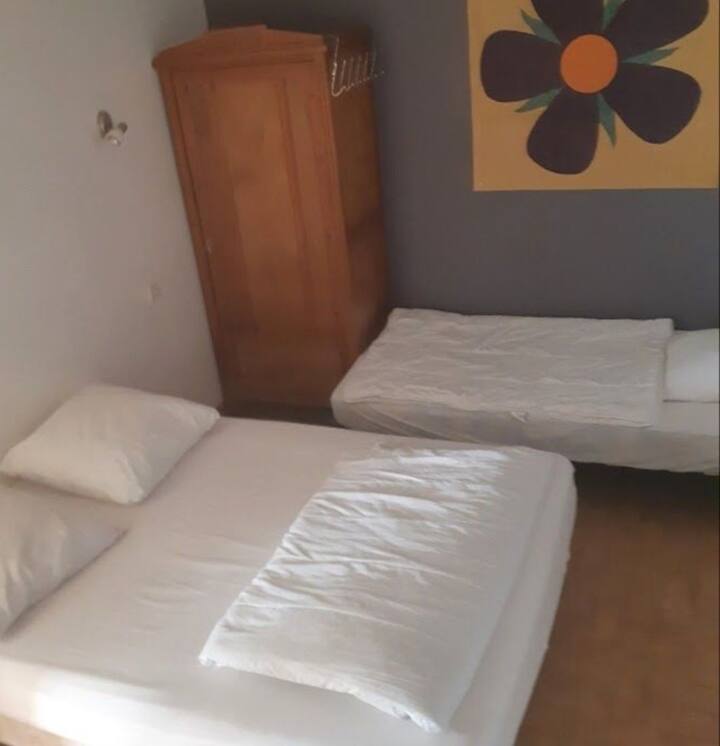 Dhoma e dytë e gjumit përbëhet nga një krevat 140x190cm, krevat 80x190cm, tavolinë pranë krevatit me llambë dhe dollap të madh.