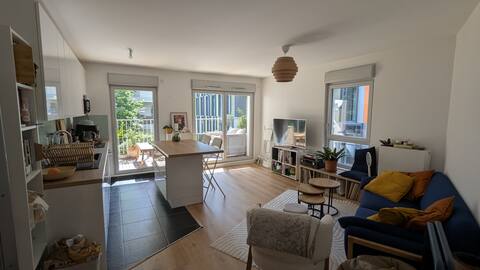 Top performing Airbnb: Zen and modern apartment in Nanterre