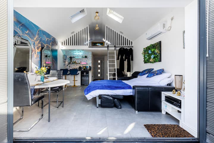 Unique Home Stay - The Coach House @ No.6 - Cardiff