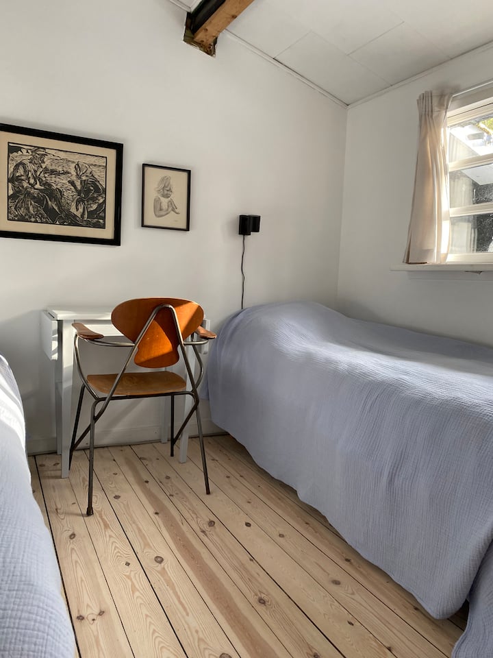 Habitación con dos camas (80 cm). Si lo deseas, puedes empujar fácilmente las camas en una cama doble (160 cm).