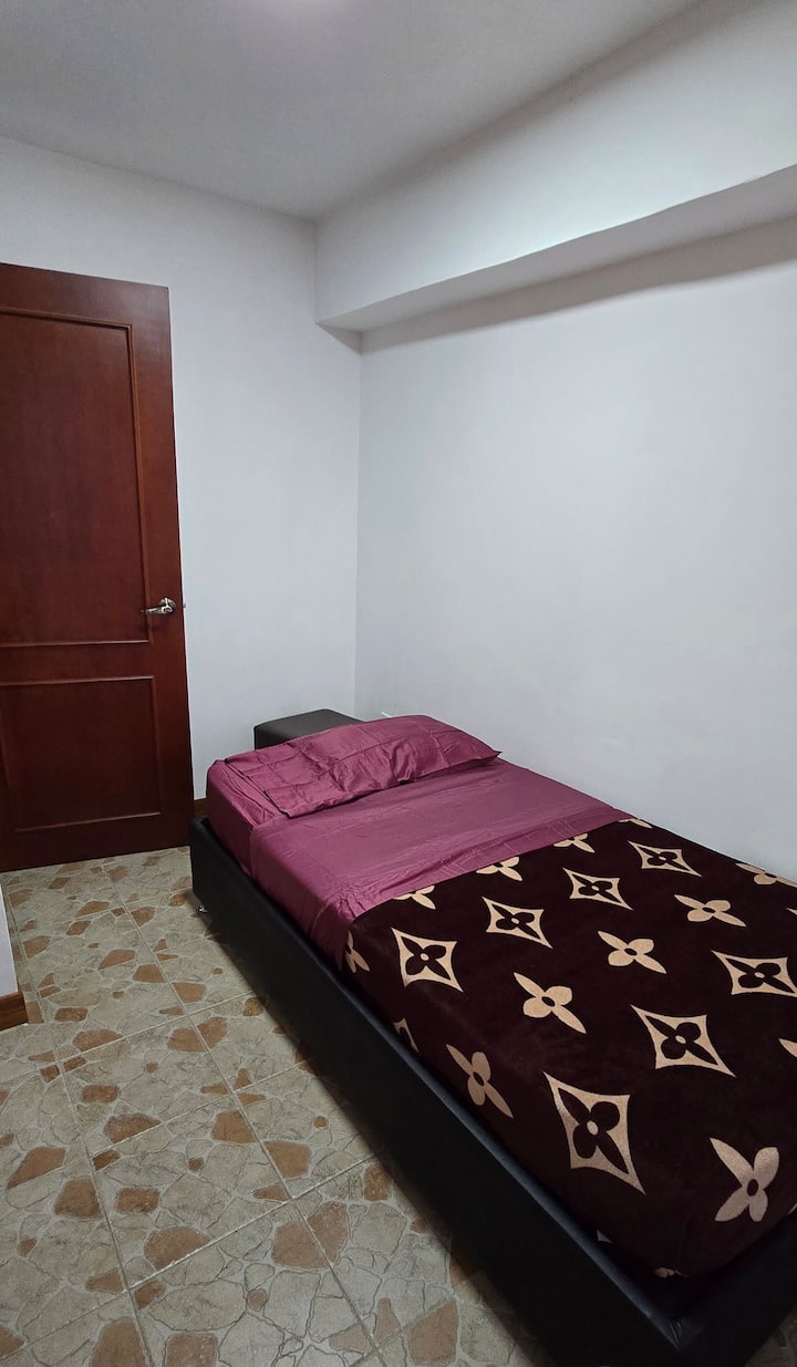 1 bračni krevet s čistom posteljinom, dekama i jastucima. Podijeljeni inverterski klima-uređaj. Prozori s dimljenim papirom koji se može vidjeti prema van, ali se ne može vidjeti izvana