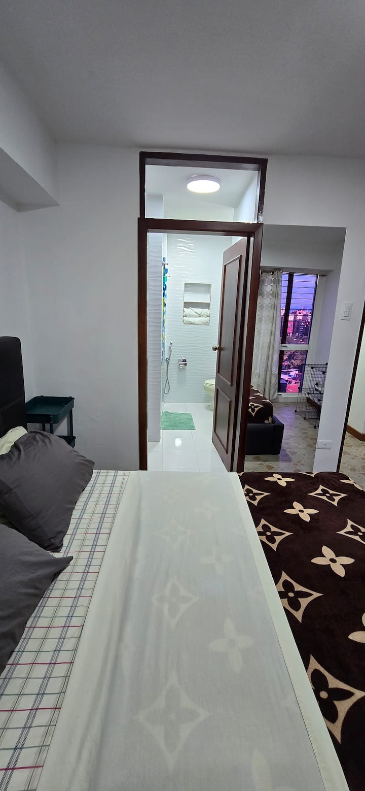 1 bračni krevet s čistom posteljinom, dekama i jastucima. Podijeljeni inverterski klima-uređaj. Prozori s dimljenim papirom koji se može vidjeti prema van, ali se ne može vidjeti izvana