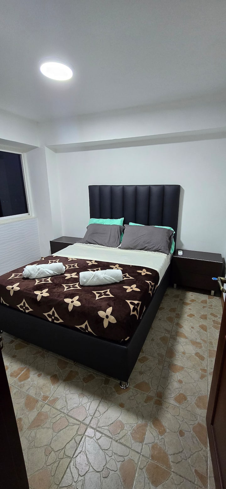 1 bračni krevet s čistom posteljinom, dekama i jastucima. Spavaća soba s prijenosnim klima-uređajem. Prozori s dimljenim papirom koji se može vidjeti prema van, ali se ne može vidjeti izvana