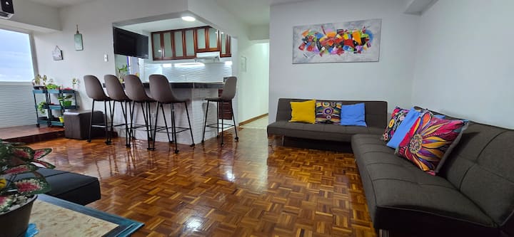 Dnevni boravak, blagovaonica, balkon i kuhinja u otvorenom rasporedu, prostor otvorenog tlocrta s pametnim televizorom i klima-uređajem