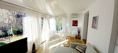 Popular Airbnb listing: Ground floor near the sea, one bedroom, one bed. in Fréjus