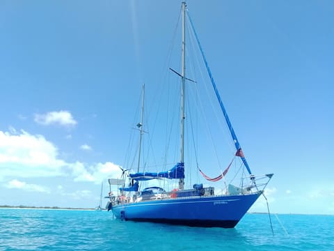 Disfruta San Blas navegando en velero familiar.
