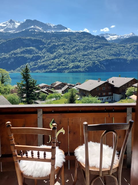 7' to lake+train, views, spacious, garden, parking
