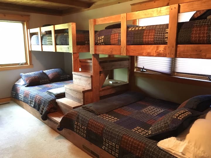 Hytte I - Køjesal med dobbelt specialbygget twin xl over queensize-senge 