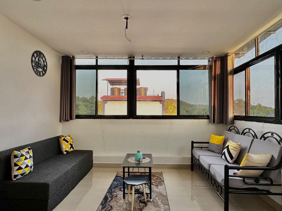 โซฟาเบดสีดำและโซฟาเพื่อให้คุณได้พบปะสังสรรค์กับเพื่อนและครอบครัว เพลิดเพลินกับวิวธรรมชาติรอบๆห้องสวีทของคุณ