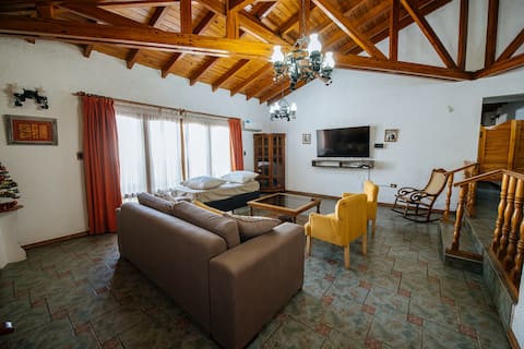 Propiedad de Airbnb exitosa: House, pool, garden, fire pit, disco, grill en Luján De Cuyo