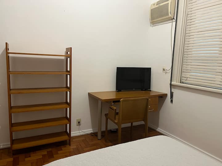 Спалня с двойно легло, работно пространство, гардероб и библиотека.