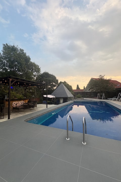 Villa with pool, jacuzzi and huge green areas!